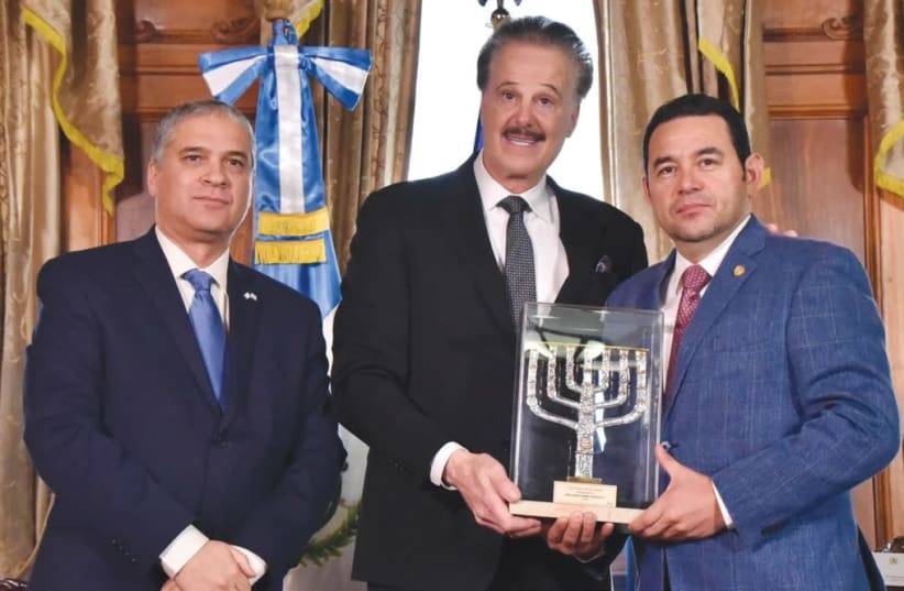 Dr. Mike Evans (center) and Ambassador Mattanya Cohen (left) present the Friends of Zion Award to Guatemalan President Jimmy Morales, January 18, 2018 (photo credit: PRESIDENT’S OFFICE GUATEMALA)