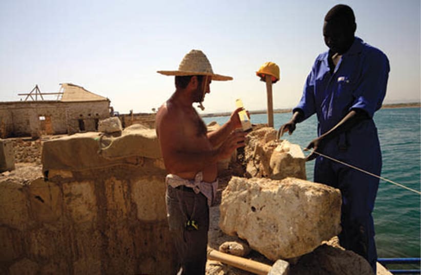 Travaux de rénovation de l'île soudanaise de Suakin, en mer Rouge (photo credit: REUTERS)
