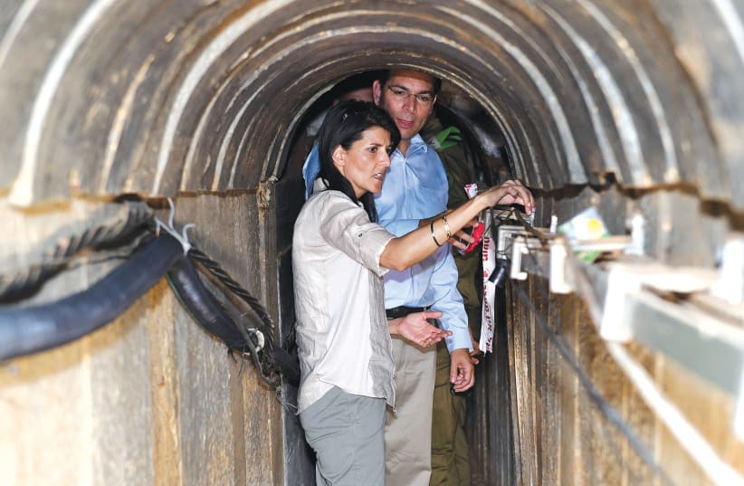 Nikiki Haley et Danny Danon examinent un tunnel du Hamas découvert  par Tsahal (photo credit: MATTY STERN/COURTESY OF U.S. EMBASSY TEL AVIV/VIA REUTERS)