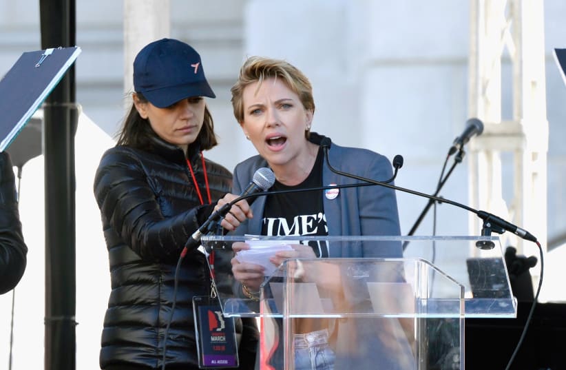Mila Kunis supports Scarlett Johansson as she speaks during the Women's March Los Angeles 2018 on January 20, 2018 in Los Angeles, California.  (photo credit: CHELSEA GUGLIELMINO / GETTY IMAGES NORTH AMERICA / AFP)