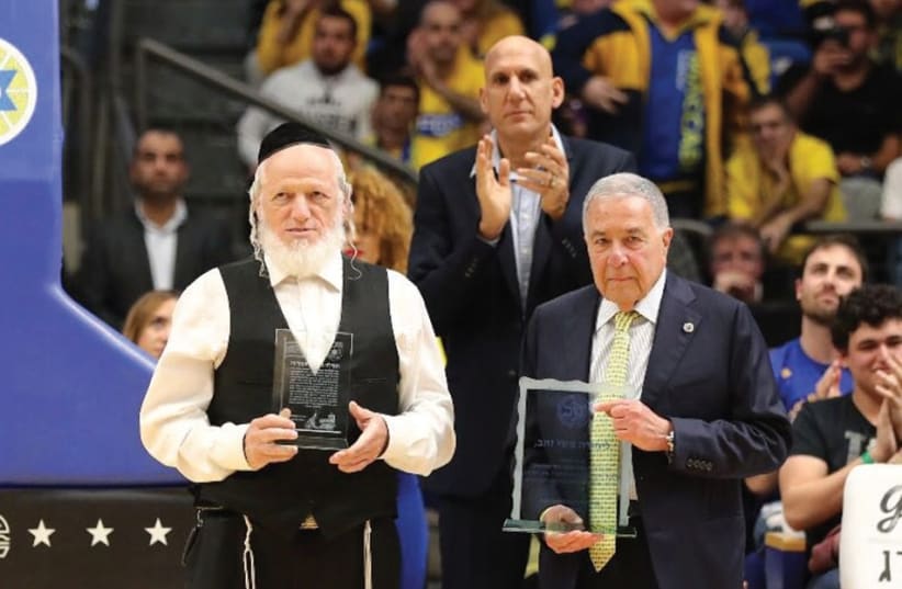 ZAKA FOUNDER Yehuda Meshi-Zahav (left) receives an award from Maccabi Tel Aviv chairman Shimon Mizrahi. (photo credit: ZAKA)