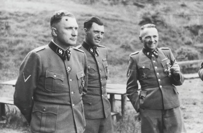 Officiers SS. De gauche à droite : Richard Baer (commandant d’Auschwitz), Josef Mengele et Rudolf Hoess (ancien commandant d’Auschwitz) (photo credit: WIKIPEDIA)