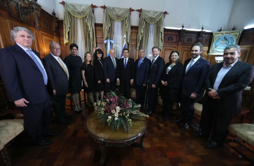 A meeting between the President of Guatemala with a group of leaders from the Mission of Gratitude and Solidarity with Guatemala (photo credit: FUENTE LATINA)