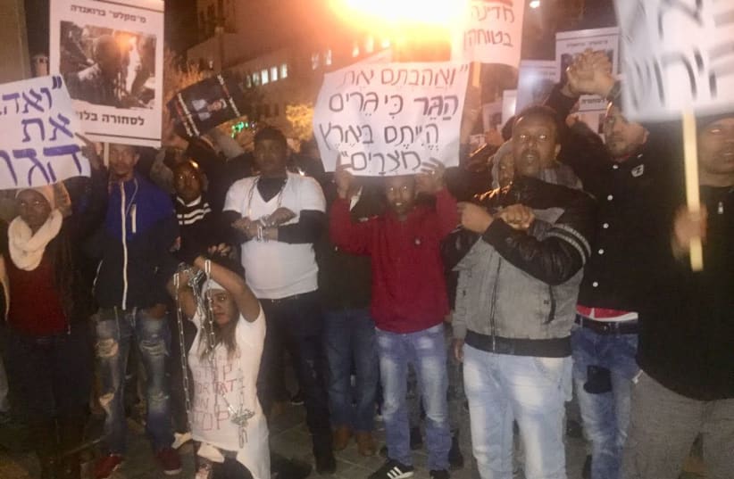 African migrants and Israelis protest deportations in Jerusalem (photo credit: JONATHAN BIRIN)