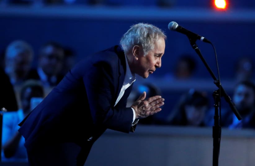 Singer Paul Simon bows after performing "Bridge Over Troubled Water" during the Democratic National Convention in Philadelphia, Pennsylvania (photo credit: REUTERS/LUCY NICHOLSON)