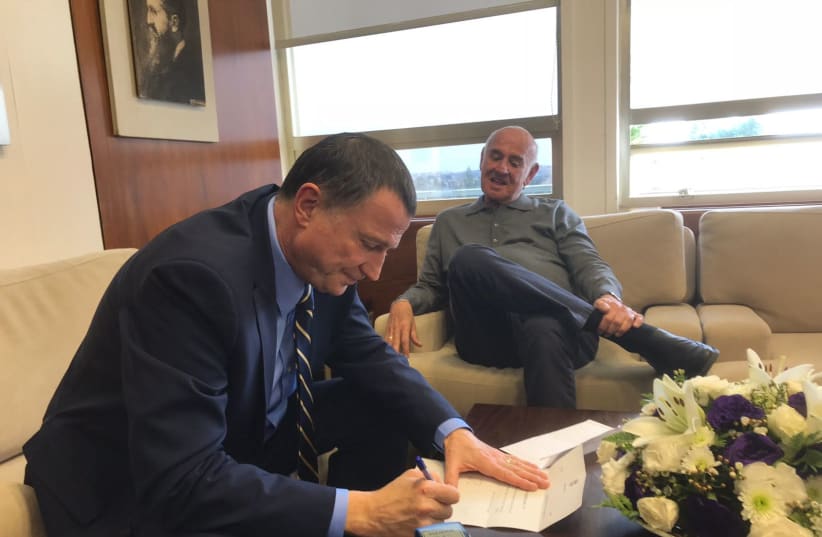 MK Peri submits his letter of resignation on February 7, 2018.  (photo credit: KNESSET SPOKESMAN'S OFFICE)