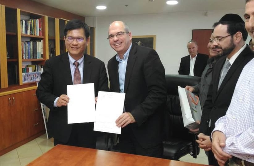 PETAH TIKVA MAYOR Itzik Braverman, right, poses with Chia-lung Lin, the mayor of Taichung City, Taiwan, after signing a sister-city agreement. (Courtesy) (photo credit: Courtesy)