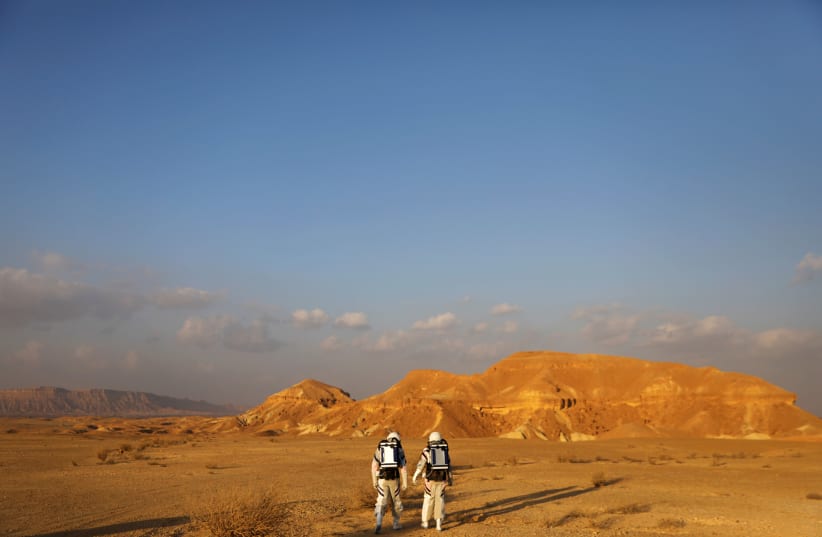 Israeli scientists participate in an experiment simulating a mission to Mars, at the D-MARS Desert Mars Analog Ramon Station project of Israel's Space Agency, Ministry of Science, near Mitzpe Ramon, Israel (photo credit: RONEN ZVULUN / REUTERS)