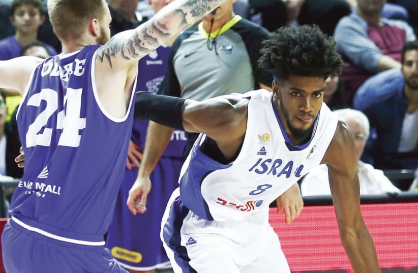Israel guard Shawn Dawson (right) will have an important role to play in the national team’s upcoming 2019 FIBA World Cup qualifiers against Great Britain on Friday and at Estonia on Sunday (photo credit: DANNY MARON)