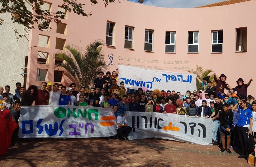 Students at the AMIT Gwen Straus Science School in Raanana called on the government to bring back fallen IDF soldiers Hadar Goldin and Oron Shaul (photo credit: NOAM EYAL)