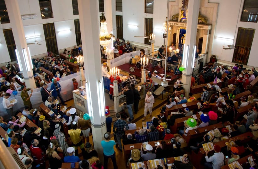 A packed house for the Purim megila reading in 2016 at the Tel Aviv International Synagogue (photo credit: JULIANE HELMHOLD)