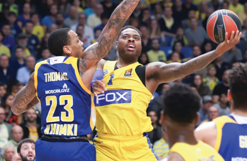 Maccabi Tel Aviv forward Deshaun Thomas (center) scored 16 points last night, but it wasn’t enough to avoid a 94-91 defeat to Malcolm Thomas and Khimki Moscow at Yad Eliyahu Arena. (photo credit: DANNY MARON)