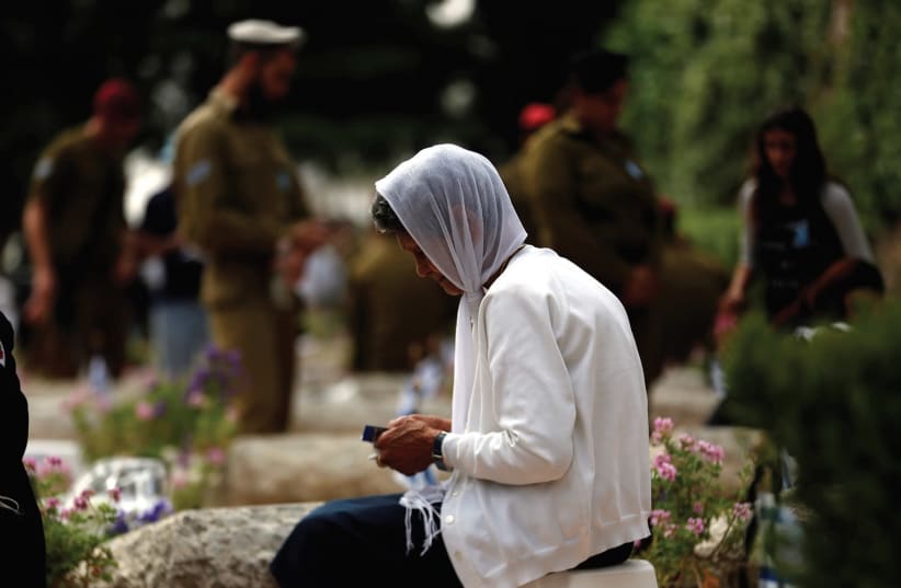 A woman mourns on Mount Herzl on Yom HaZikaron (photo credit: REUTERS)