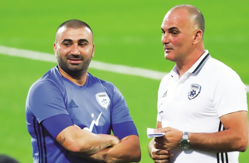 Interim coach Alon Hazan (right) and midfielder Eran Levy (left) (photo credit: DANNY MARON)