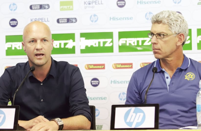 Maccabi Tel Aviv coach Jordi Cruyff (left) will leave the yellow-and-blue at the end of the season, making the announcement in a press conference with owner Mitch Goldhar (right) (photo credit: DANNY MARON)