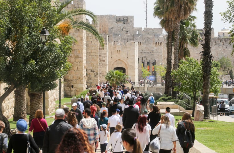 Tourists entering Jaffa gate in Jerusalem  (photo credit: MARC ISRAEL SELLEM/THE JERUSALEM POST)