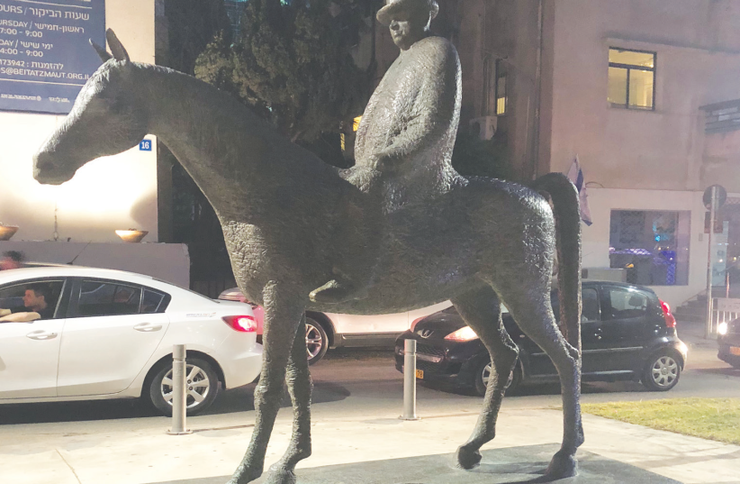 ON THE Tel Aviv Independence Trail: The statue of Meir Dizengoff in front of Independence Hall, the last two stops. (photo credit: YOCHEVED LAUREN LAUFER)