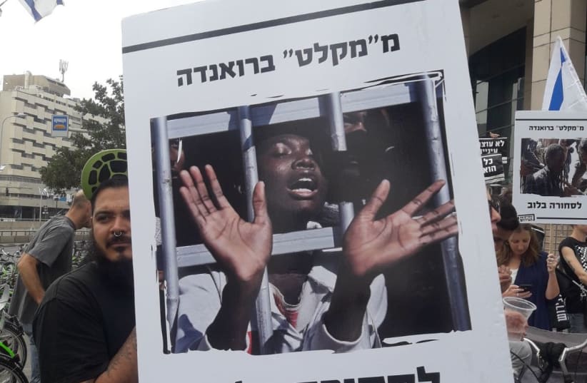 Crowds protest cancelling the UNHCR migrants deal outside the Ministry of Interior in Tel Aviv, April 3, 2018. (photo credit: TAMARA ZIEVE)