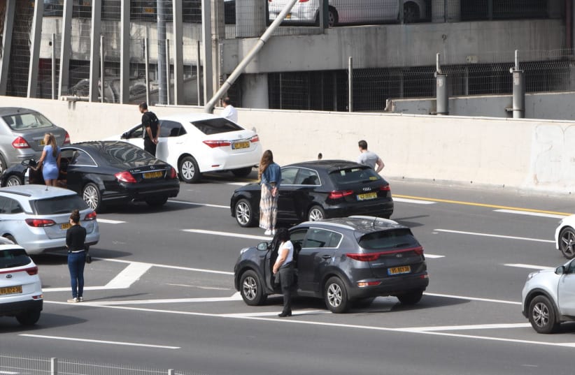 Israelis stop on the highway as the Holocaust Remembrance Day siren is sounded  (photo credit: AVSHALOM SASSONI/MAARIV)