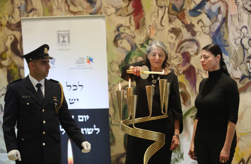 Mk Merav Mikhaeli and mother Susie Kastner light a candle for Rudolph Kastner in Knesset ceremony April 12, 2018 (photo credit: YONATAN ZINDEL/KNESSET SPOKESMAN)