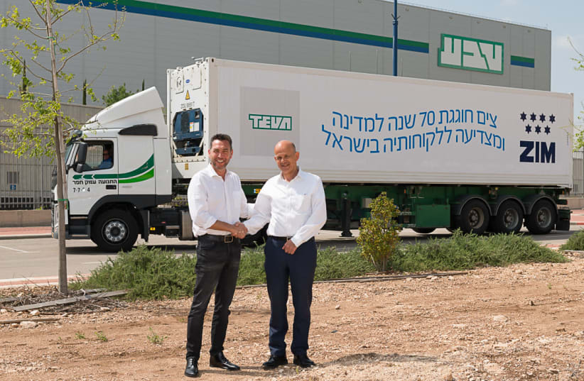 ZIM CEO Eli Glickman, to Teva Israel CEO Avinoam Sapir (photo credit: AVRAHAM SHOHAM)