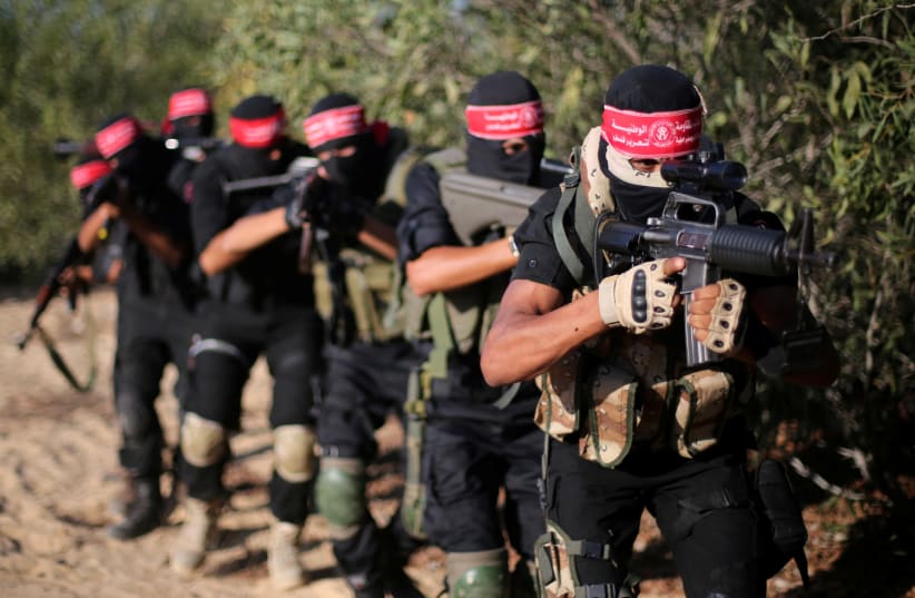 Palestinian militants of the National Resistance brigades, the armed wing of the Democratic Front for the Liberation of Palestine (DFLP), demonstrate their skills during a graduation ceremony in Rafah in the southern Gaza Strip October 28, 2016. (photo credit: IBRAHEEM ABU MUSTAFA / REUTERS)
