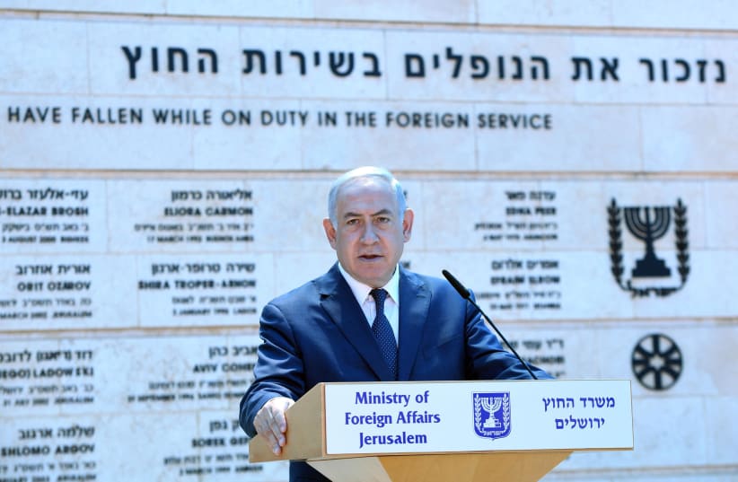 Benjamin Netanyahu at a Foreign Ministry ceremony for fallen soldiers, April 2018 (photo credit: CHAIM TZACH/GPO)