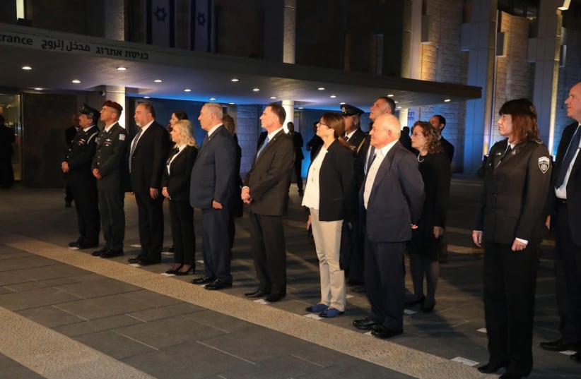 Defense Minister Avigdor Liberman, Sara Netanyahu, Prime Minister Benjamin Netanyahu and Knesset Speaker Yuli Edelstein stand in silence among others at the Knesset's Remembrance Day ceremony on April 17th, 2018. (photo credit: ISAAC HARARI / KNESSET SPOKESPERSON'S OFFICE)