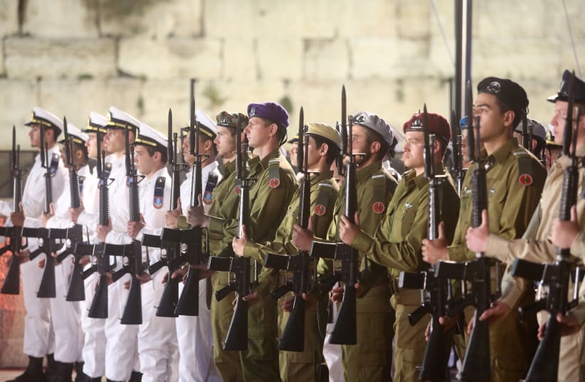 IDF soldiers participate in an official Remembrance Day ceremony at the Western Wall, April 17, 2018 (photo credit: MARC ISRAEL SELLEM)