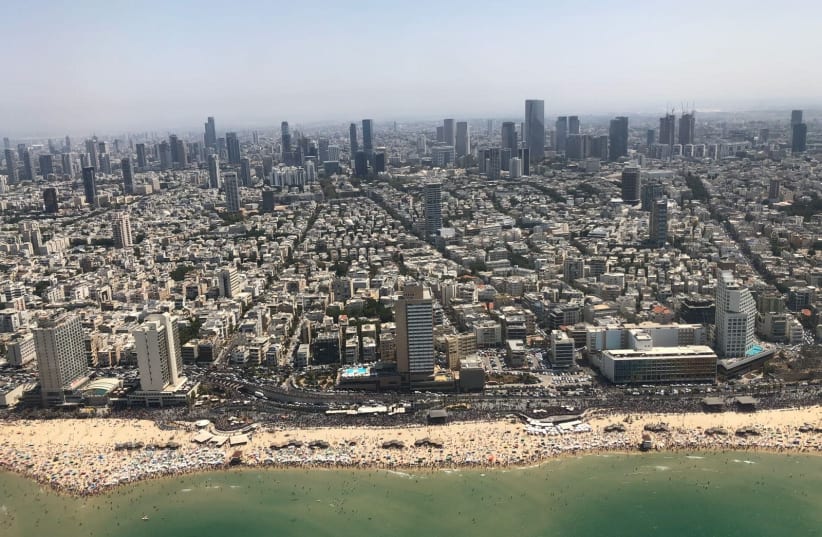 An aerial shot of Tel Aviv during Israel's annual Independence Day airshow, April 19, 2018 (photo credit: ANNA AHRONHEIM)