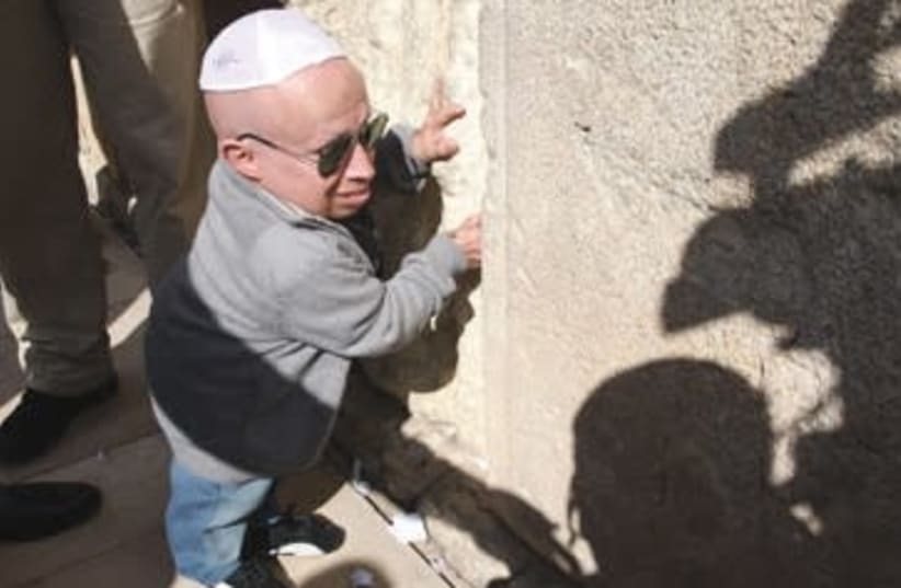 Verne Troyer visits the Kotel in Jerusalem’s Old City in 2011 (photo credit: WESTERN WALL HERITAGE FOUNDATION)