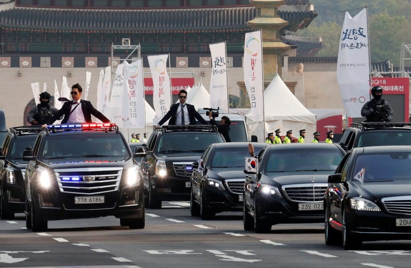 A convoy transporting South Korean President Moon Jae-in leaves the Presidential Blue House for the inter-Korean summit in Seoul, South Korea, April 27, 2018. (photo credit: REUTERS/JORGE SILVA)