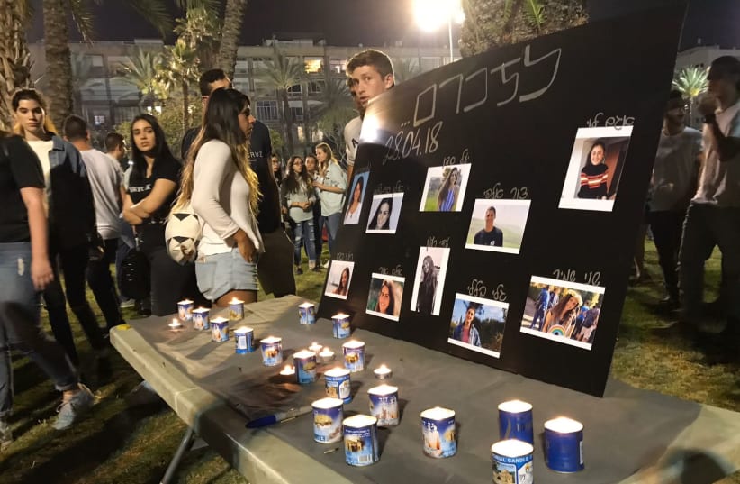 Dozens of teenagers gathering in circles Tel Aviv's Rabin Square, in memory of those killed in the Tzafit canyon flood disaster. (photo credit: AVSHALOM SASSONI/ MAARIV)