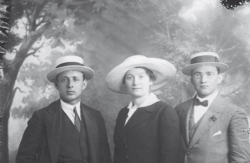 SARAH AARONSOHN with fellow Nili spies Yosef Lishansky (left) and Liova Schneersohn in Cairo, 1917. (photo credit: POTOMAC BOOKS)