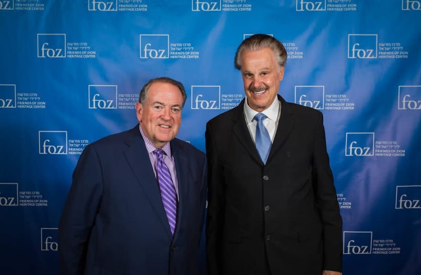 Mike Huckabee (L) and Mike Evans (R) (photo credit: COURTESY FRIENDS OF ZION)
