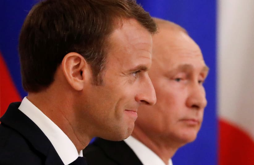 Russian President Vladimir Putin (R) and his French counterpart Emmanuel Macron attend a signing ceremony after the talks in St. Petersburg, Russia May 24, 2018 (photo credit: GRIGORY DUKOR / REUTERS)