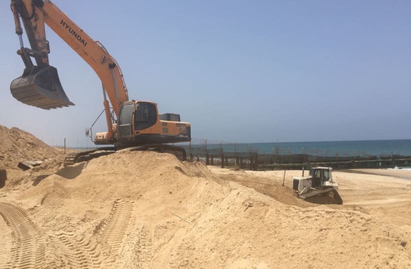Construction on a new barrier along the sea in Gaza (photo credit: DEFENSE MINISTRY)