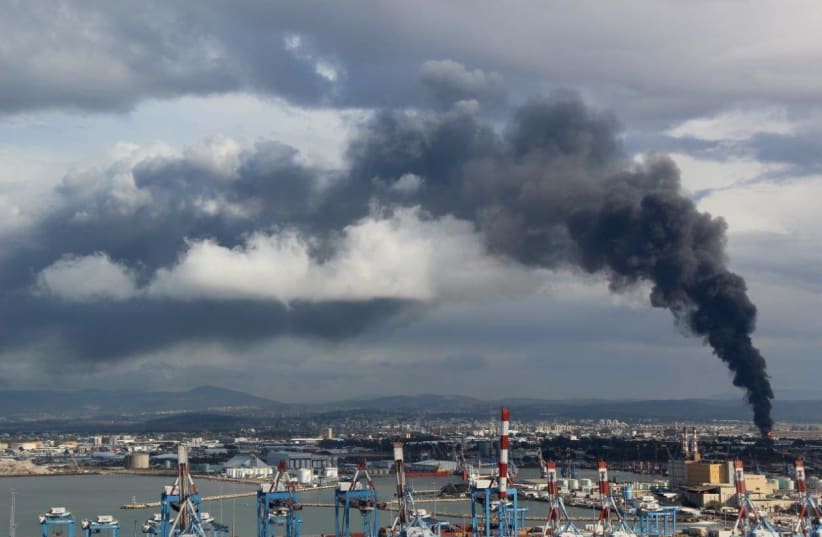 Fires from oil refineries in Haifa (photo credit: ILAN MILSTER - MINISTRY OF ENVIRONMENTAL PROTECTION)