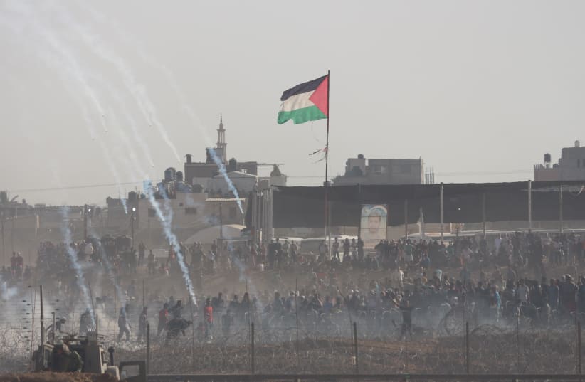Protests near Khan Yunis on Gaza border June 8, 2018 (photo credit: ANNA AHRONHEIM)
