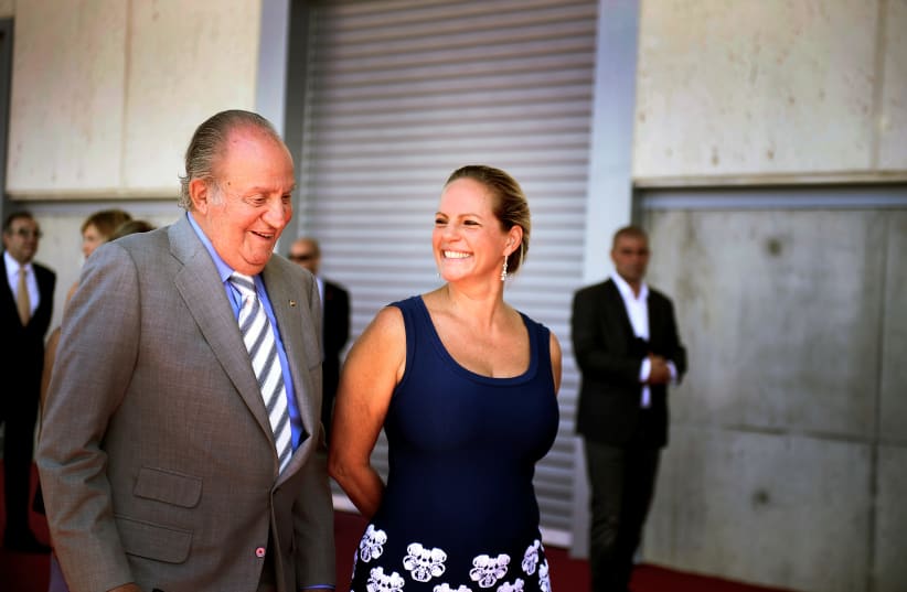 Former King of Spain Juan Carlos I jokes with vineyard joint owner Ariane de Rothschild during the inauguration of Bodegas Benjamin Rothschild and Vega Sicilia in Samaniego, Rioja Alavesa, Spain, June 16, 2017 (photo credit: VINCENT WEST / REUTERS)