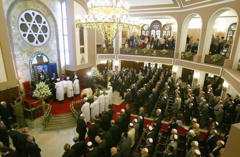 Turkish Jews join to blessing prayers of Mi Sheberah by Chief Rabbi Izhak Haleva at Neve Shalom synagogue in Istanbul (photo credit: REUTERS/FATIH SARIBAS)