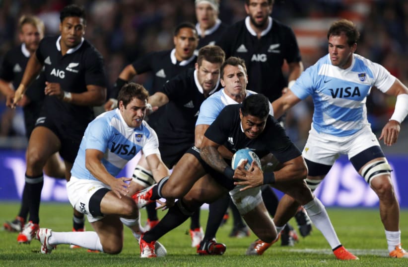 Malakai Fekitoa (C) of New Zealand's All Blacks is tackled by Argentina's Juan Imhoff (C, back) and Nicolas Sanchez (L, bottom) during their Rugby Championship match in La Plata, September 27, 2014.  (photo credit: REUTERS/MARCOS BRINDICCI)