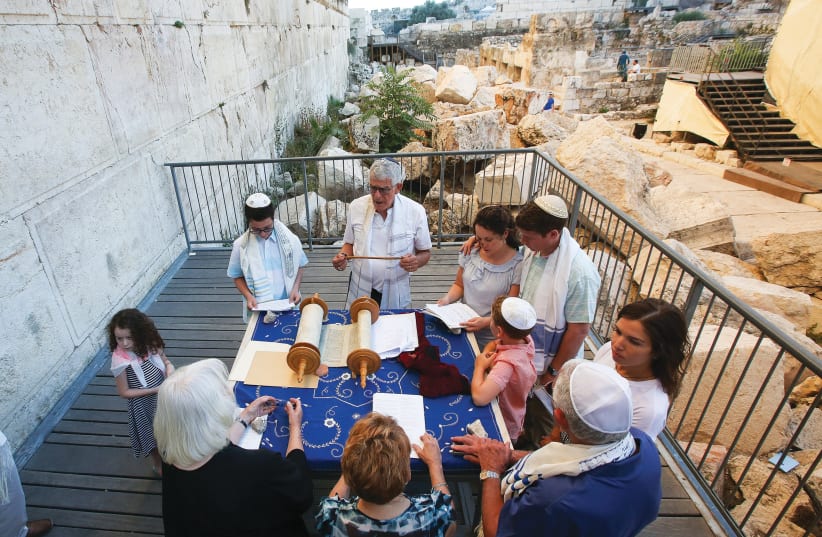 American family celebrates bar mitzvah summer 2017 in the Azarat Yisrael plaza at Robinson’s Arch archaeological site at southern end of the Western Wall. (photo credit: MARC ISRAEL SELLEM/THE JERUSALEM POST)