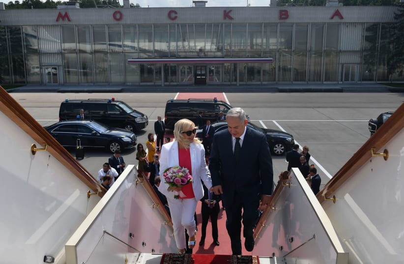 Prime Minister Benjamin Netanyahu and his wife Sara Netanyahu returning to Israel from Moscow, Russia  (photo credit: KOBI GIDEON/GPO)