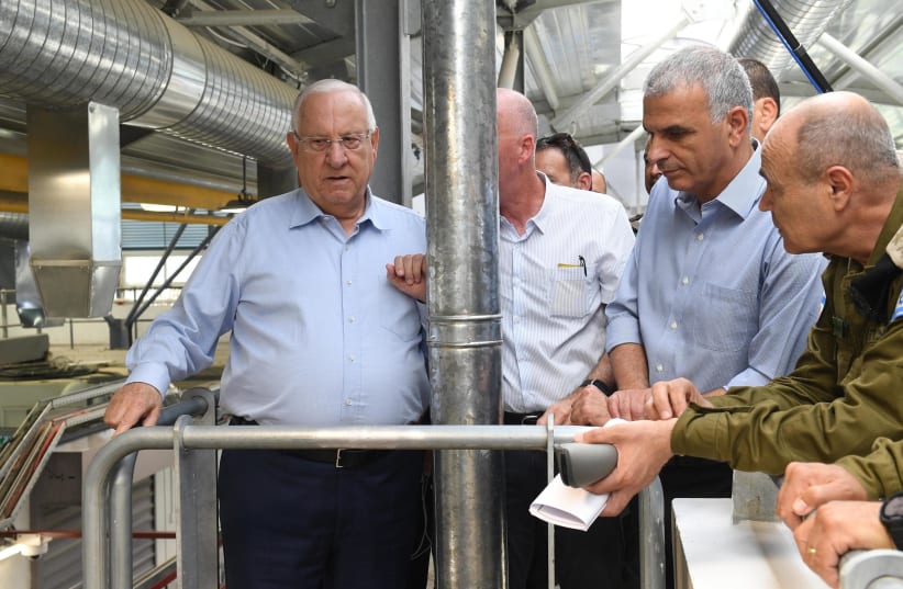 President Reuven Rivlin and Moshe Kahlon (Kulanu) inspect the Kalandiya crossing, July 18, 2018 (photo credit: MARK NEYMAN/GPO)