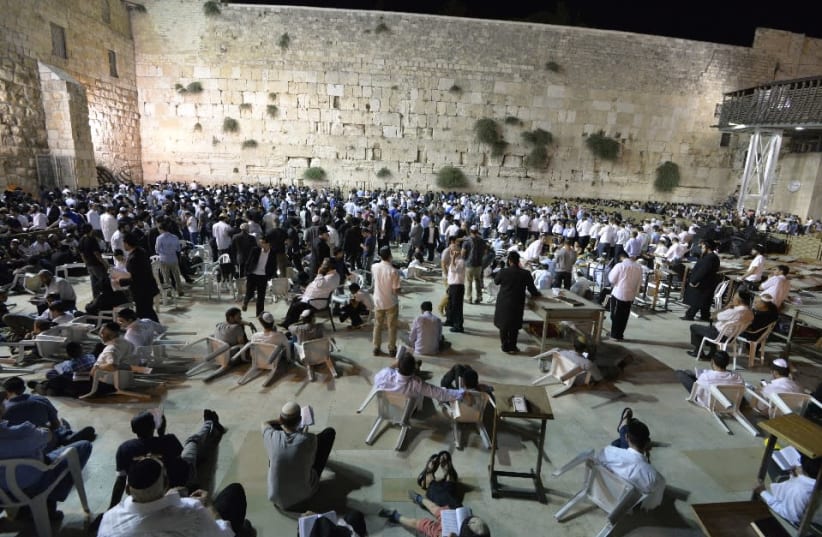 The western wall male side on Tisha B'av, 2018 (photo credit: THE WESTERN WALL HERITAGE FOUNDATION)