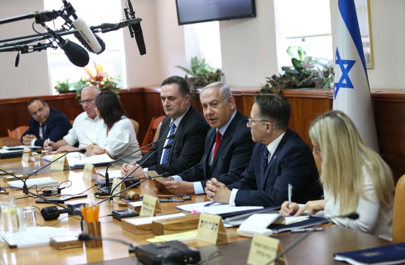 Prime Minister Benjamin Netanyahu sitting with cabinet at government meeting on July 23, 2018 (photo credit: ALEX KOLOMOISKY / POOL)