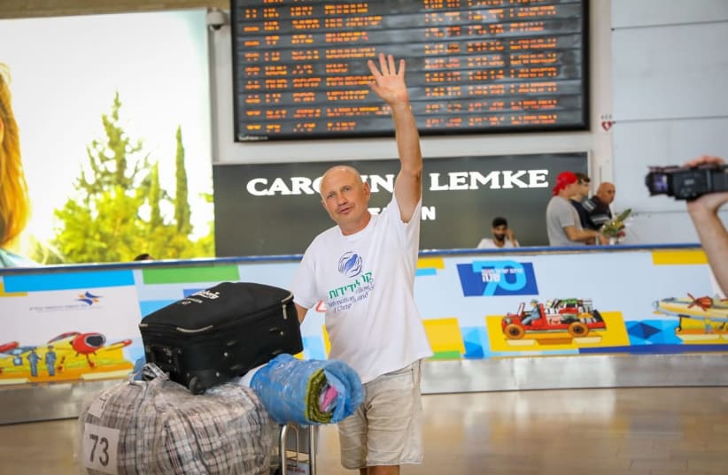 A new immigrant lands in Tel Aviv from the Ukraine (photo credit: NOAM MOSKOWITZ)