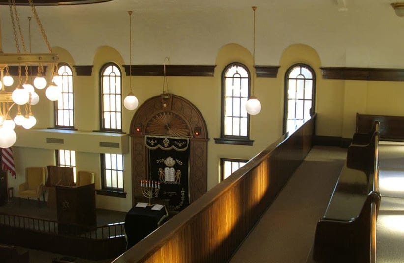 View from the women's gallery behind the Mechitza of the Torah ark in the B'nai Jacob Synagogue in Ottumwa, Iowa (photo credit: DOUGLAS W. JONES/WIKIMEDIA COMMONS)