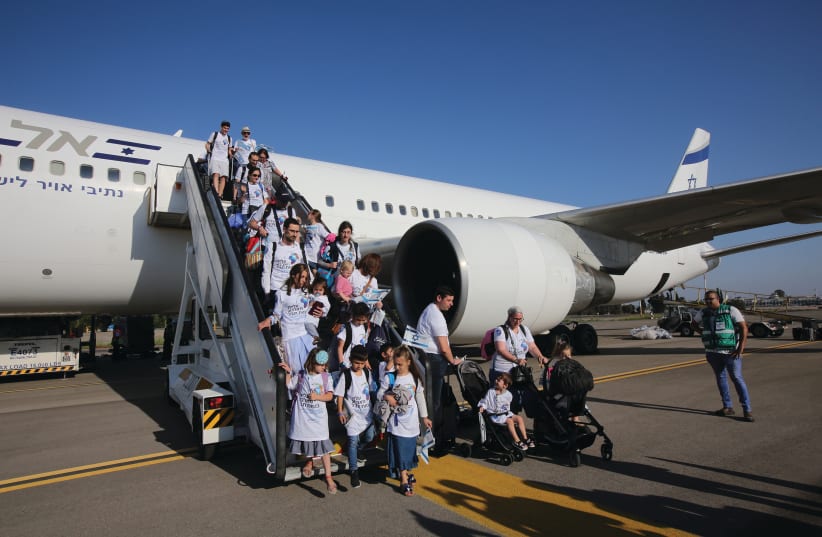 New immigrants from France disembark at Ben Gurion Airport on July 23rd, 2018 (photo credit: MARC ISRAEL SELLEM/THE JERUSALEM POST)